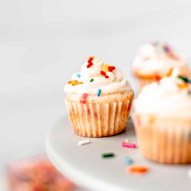 Mini Sprinkle Cupcakes (Mini Funfetti Cupcakes) Punchfork