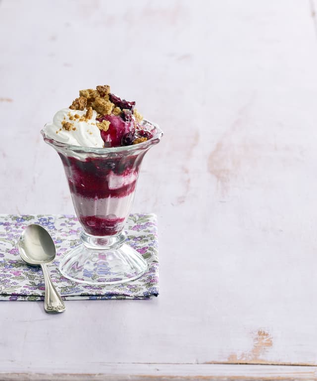 Blueberry Crumble Sundaes | Punchfork