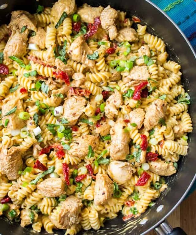 Chicken Alfredo With Rotini Pasta: Creamy, Quick & Delicious Recipe