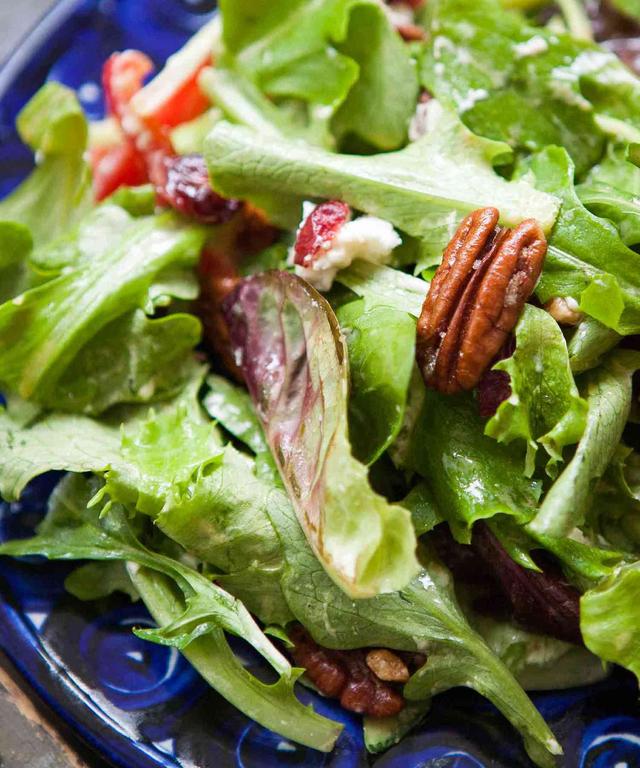 mixed green salad with vinaigrette dressing New retro light luxury design sense velvet simple self-cultivation fem –  ORUMATORU main image 1
